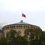 Bilde av taket på Stortinget i Oslo som flagger på halv stang
