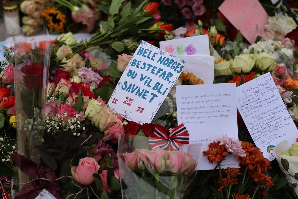 Bilde av blomsterhav foran slottet 28. 8.2026.