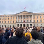 Bilde som viser mange mennesker som har samlet seg foran slottet i Oslo fredag 28.8.2026