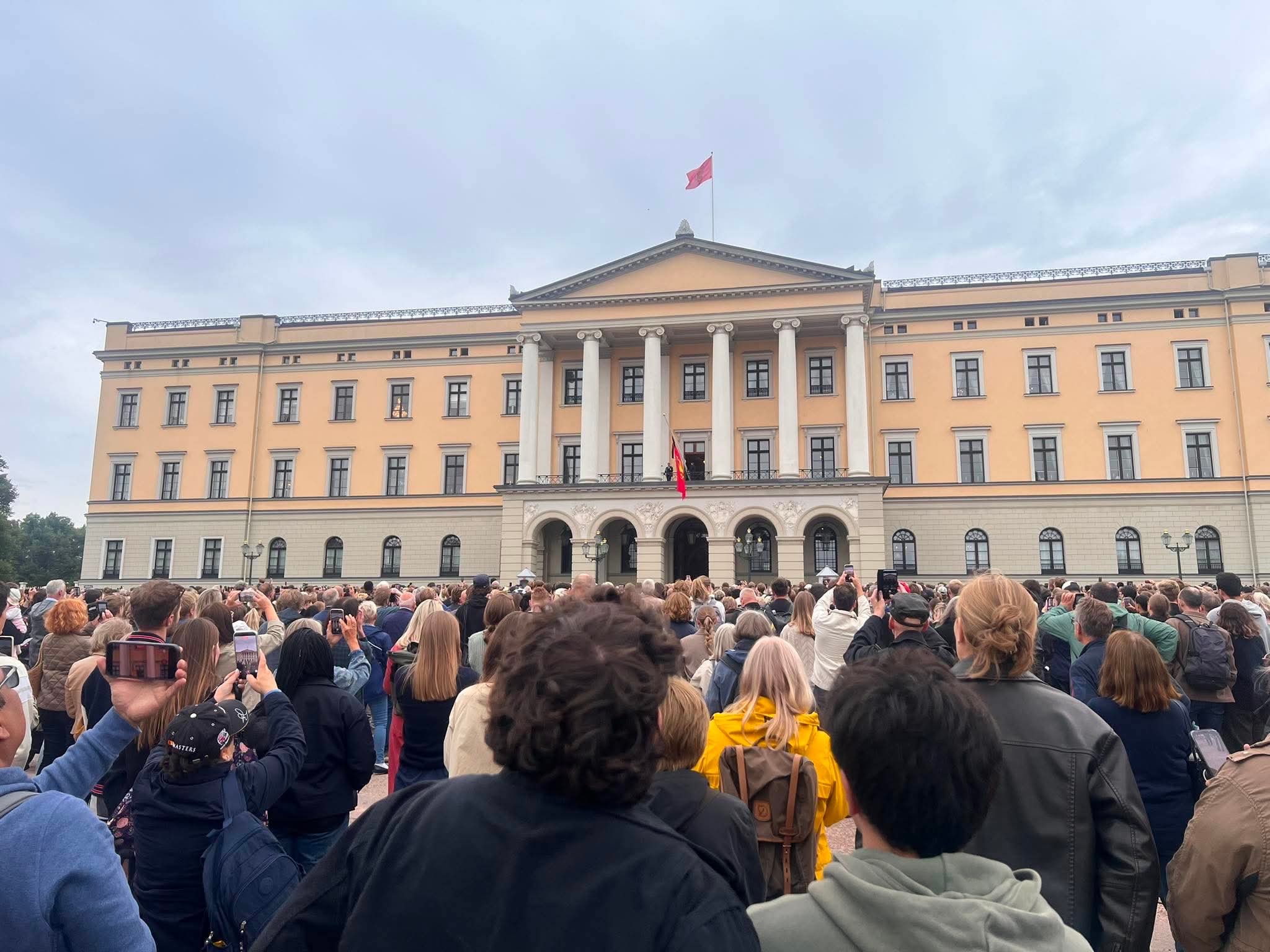Bilde som viser mange mennesker som har samlet seg foran slottet i Oslo fredag 28.8.2026