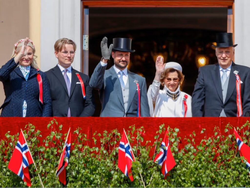 Fotografi av kongefamilien på slottsbalkongen 17. mai 2023