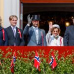 Fotografi av kongefamilien på slottsbalkongen 17. mai 2023